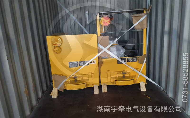 一批2.5噸礦用鋰電蓄電池電機(jī)車及配件發(fā)往國外